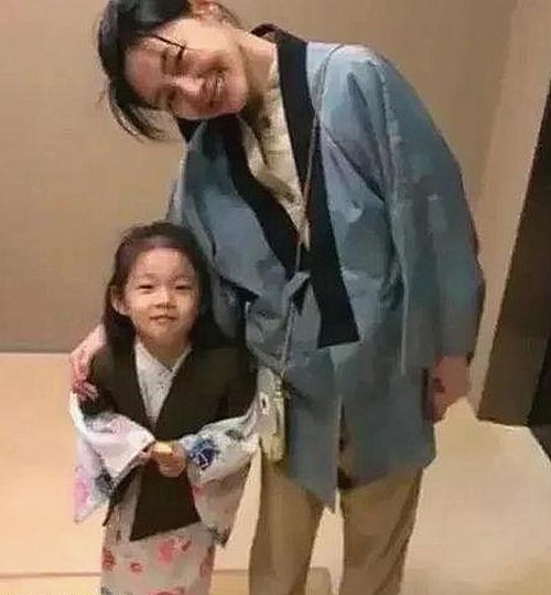 娱乐圈新动态：多面视角下的热门事件与健身潮流变化