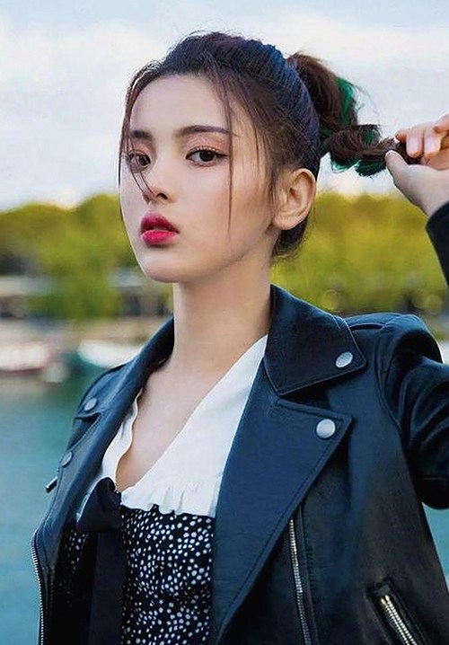 明星最新动态：她的行动引发粉丝热议